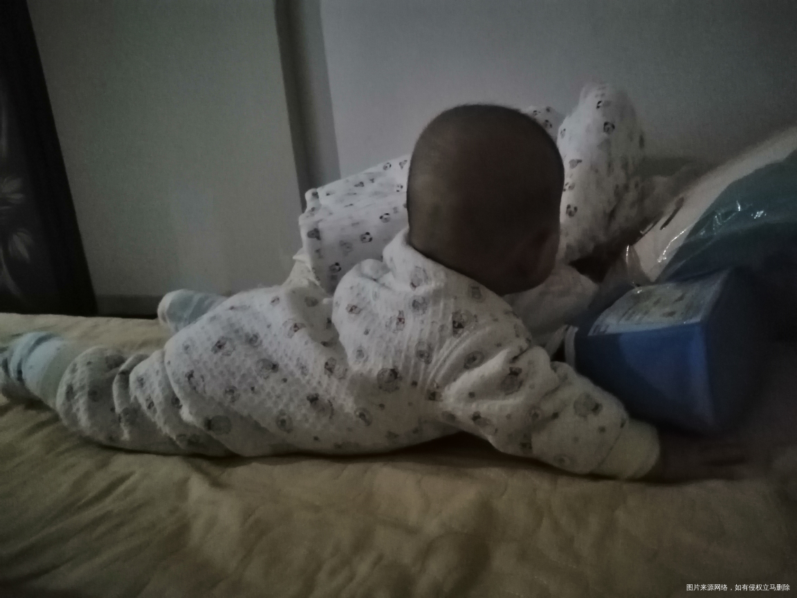刚才在客厅看电视,宝宝一直揉眼睛,我以为她困了,抱进来喂奶,喂完奶放床上,我去上...