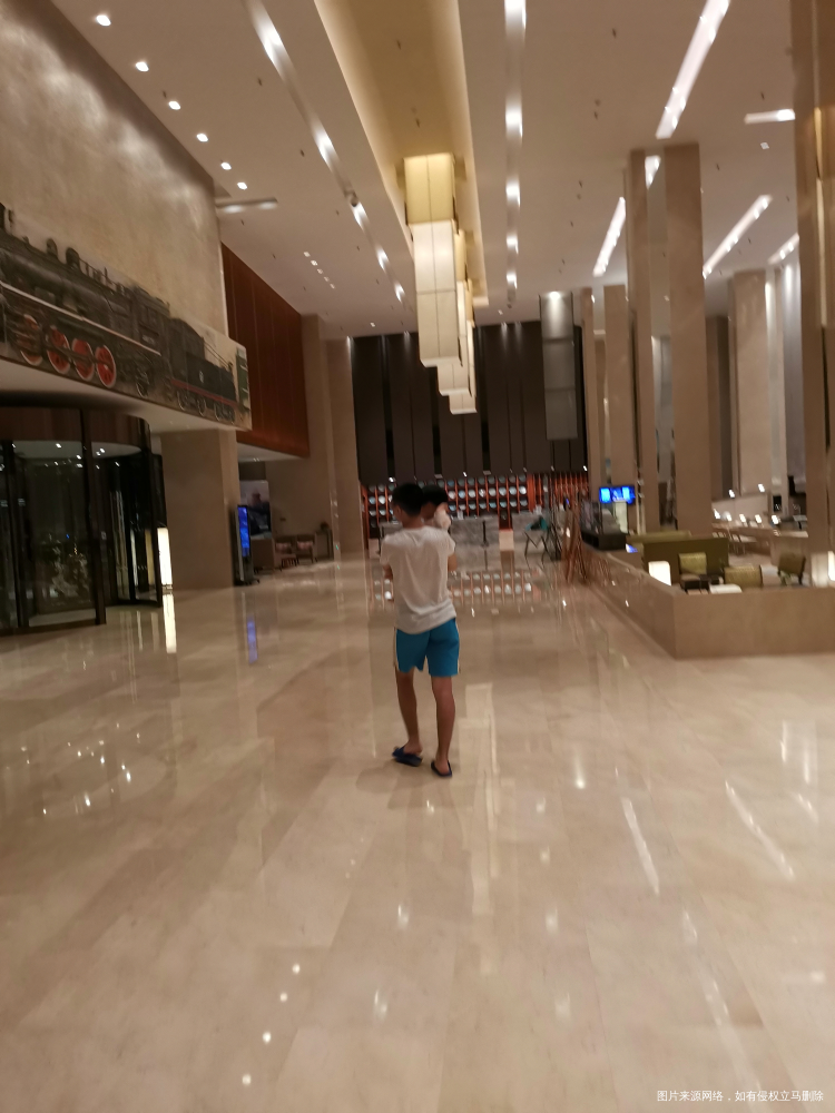 8.24 抓住假期的尾巴,今天宝爸休2天工龄假带俩宝贝出来度假,妹妹第一次住酒店...