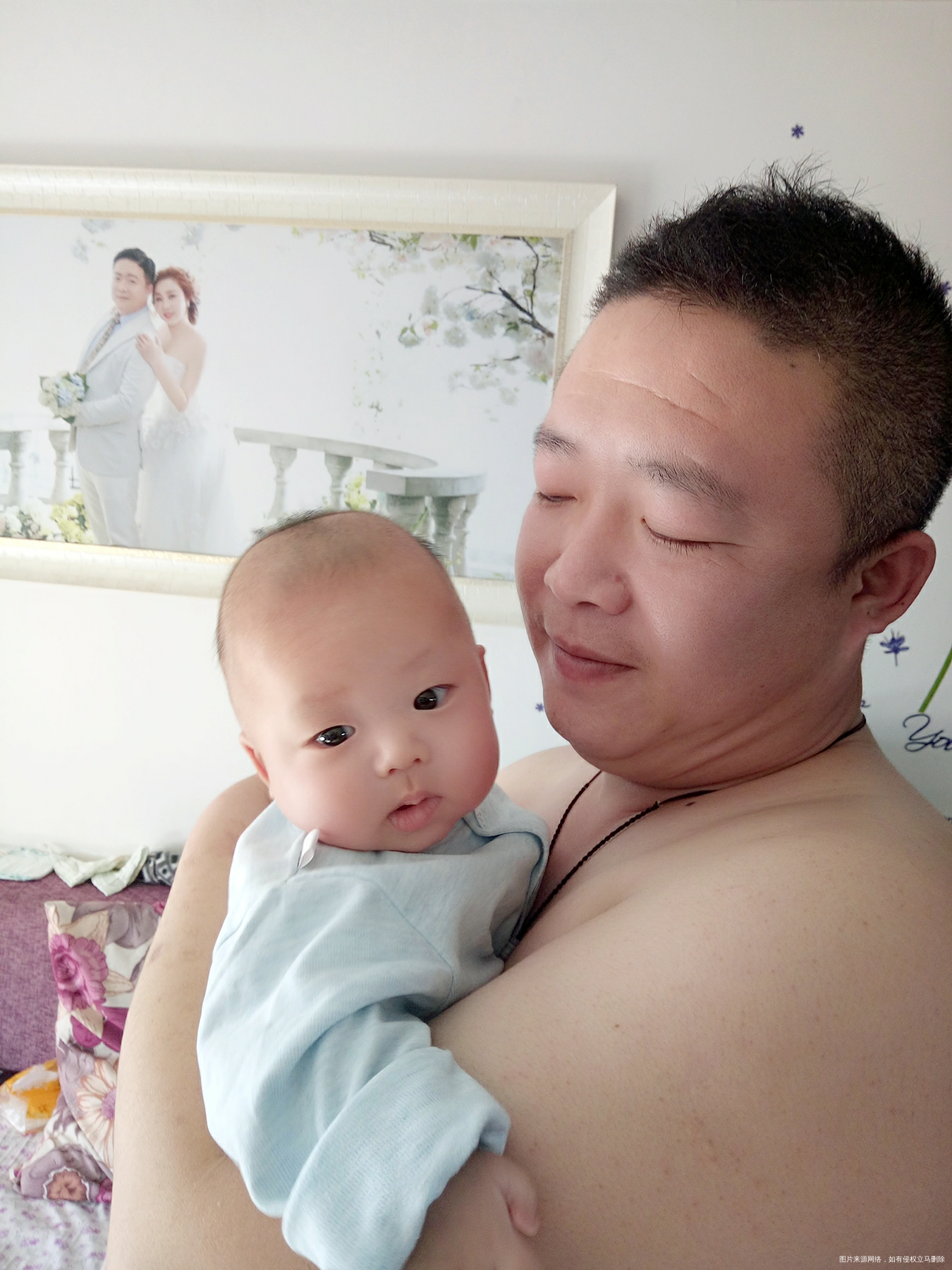 我和老公的距离就是,我抱孩子VS他抱孩子