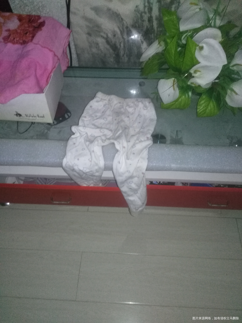 昨天晚上二宝尿了裤子,婆婆就直接给她晾着了