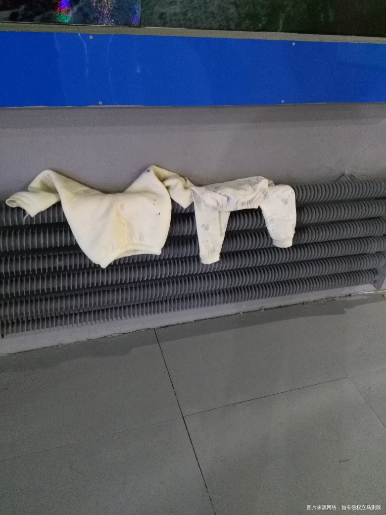 昨天晚上二宝尿了裤子,婆婆就直接给她晾着了