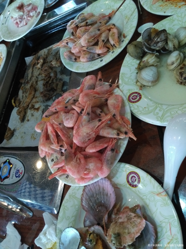 今天去吃自助餐了,大宝已经够1.1米收费