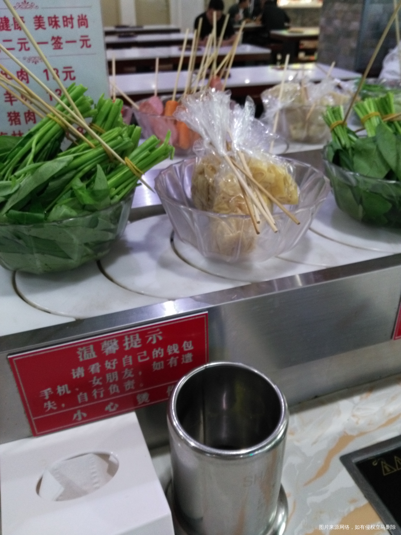 今天姐姐请我们三个吃的旋转小火锅