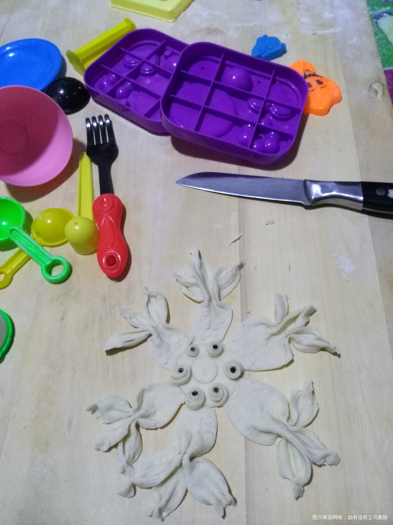 2018-11-21
今天蒸馒头,给他俩做的好玩的!他俩把面当成橡…