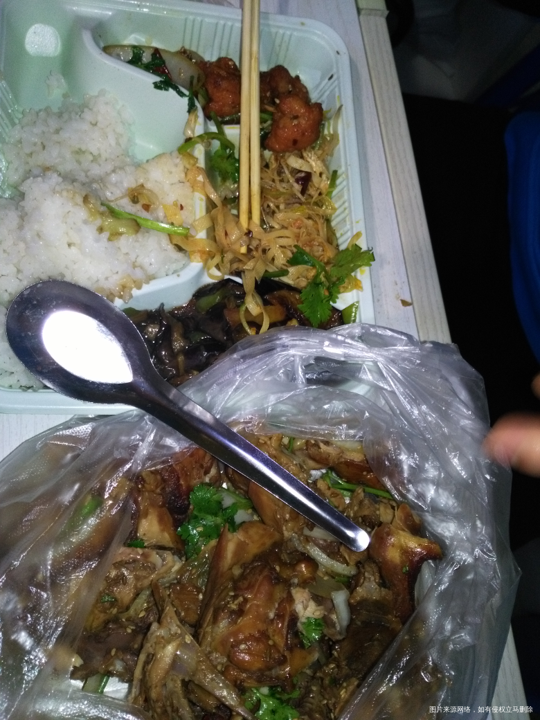 2018-12-22
今天领着孩子出去玩,在美食城吃的,盒饭,拌鸡架…