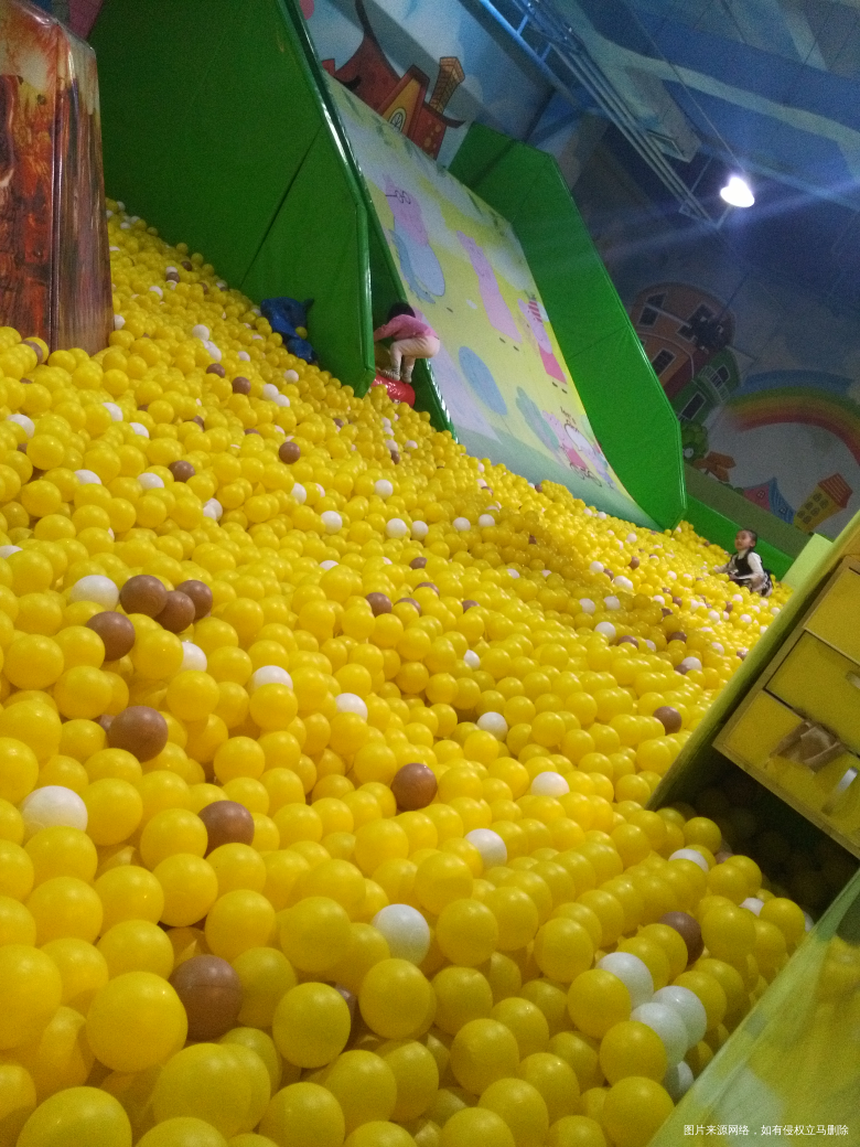 2018-12-23
今天领着大宝二宝玩海洋球,结果两个人合伙欺负比…