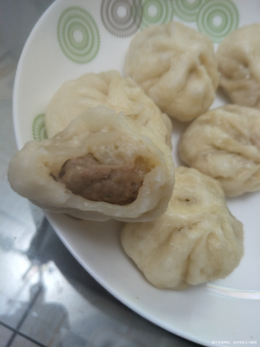 给儿子蒸的小笼包,虽然样子不好看但是味道不错