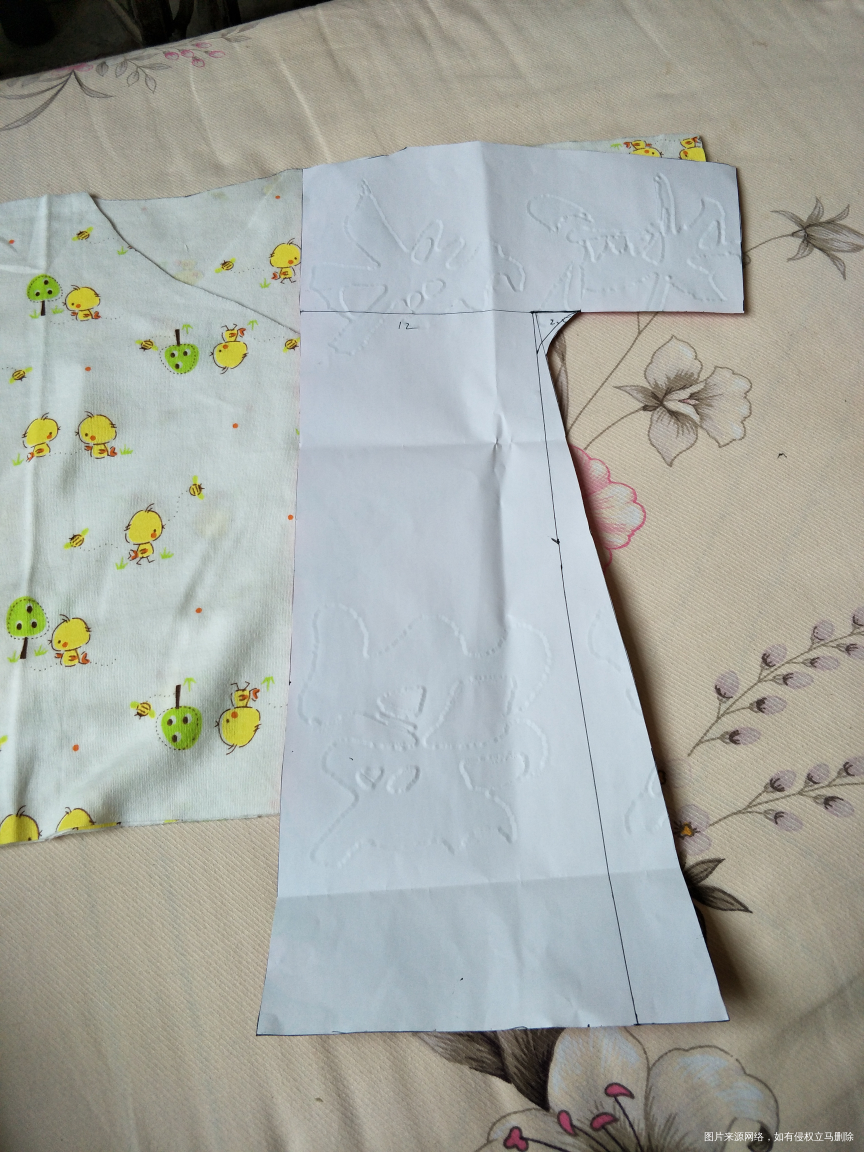 自己画尺寸,剪布料给宝宝做件衣服