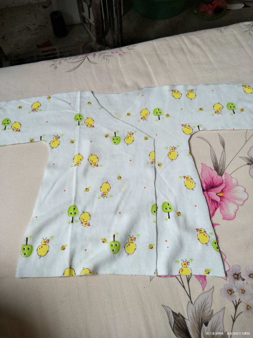 自己画尺寸,剪布料给宝宝做件衣服