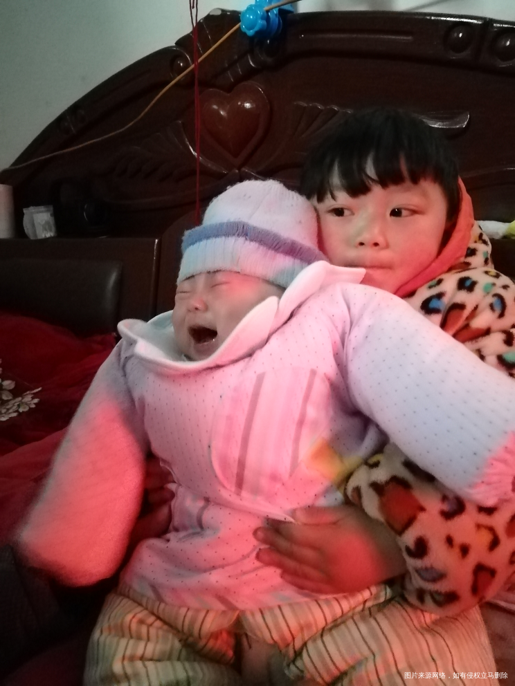 来看看俺家老大!非要抱妹妹