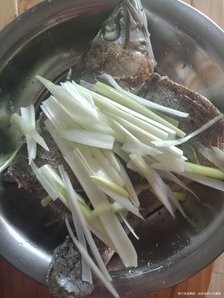 吃午饭啦!清蒸鲈鱼,炸花生米