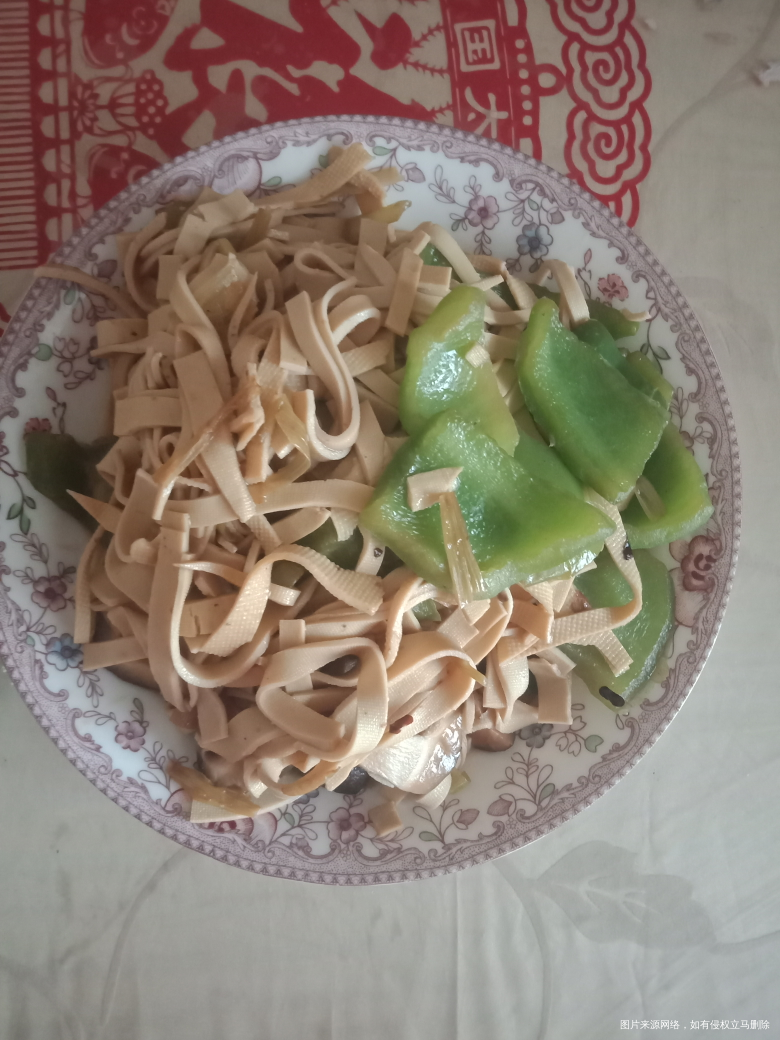 吃午饭啦!清蒸鲈鱼,炸花生米