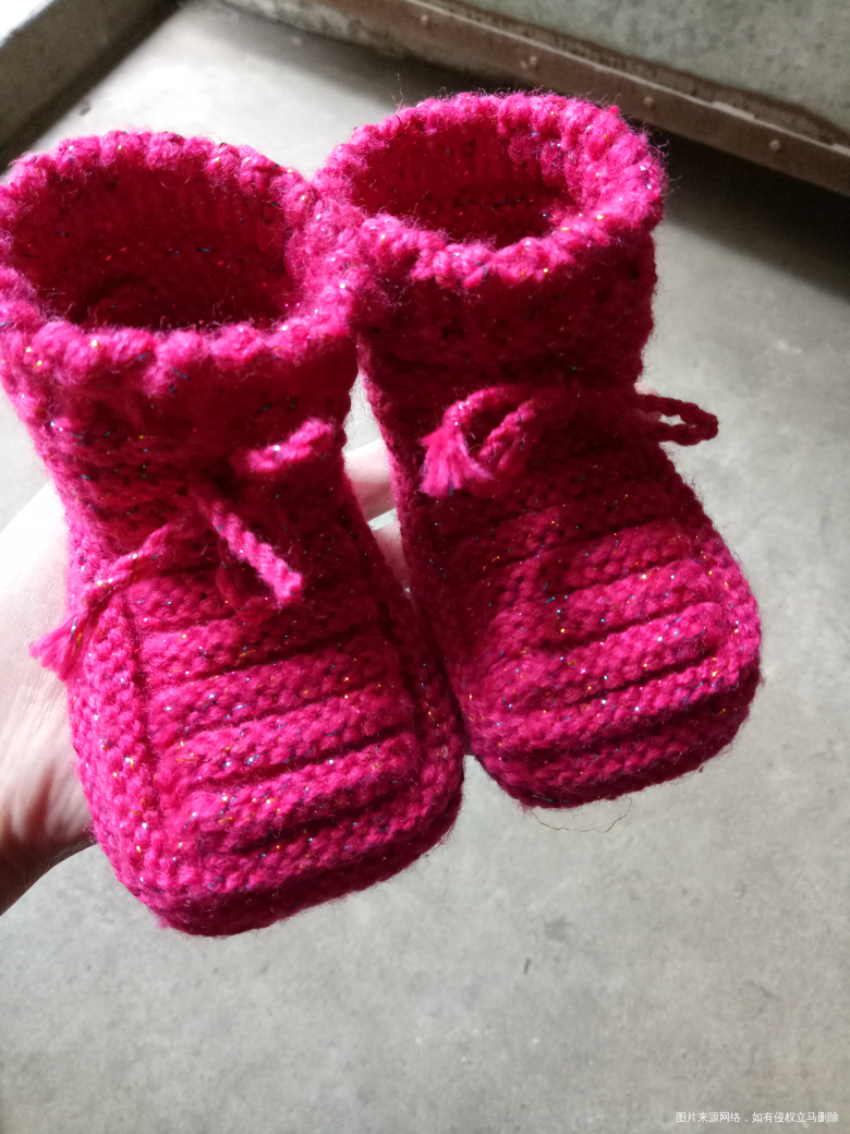 看我婆婆织的鞋,还不错吧