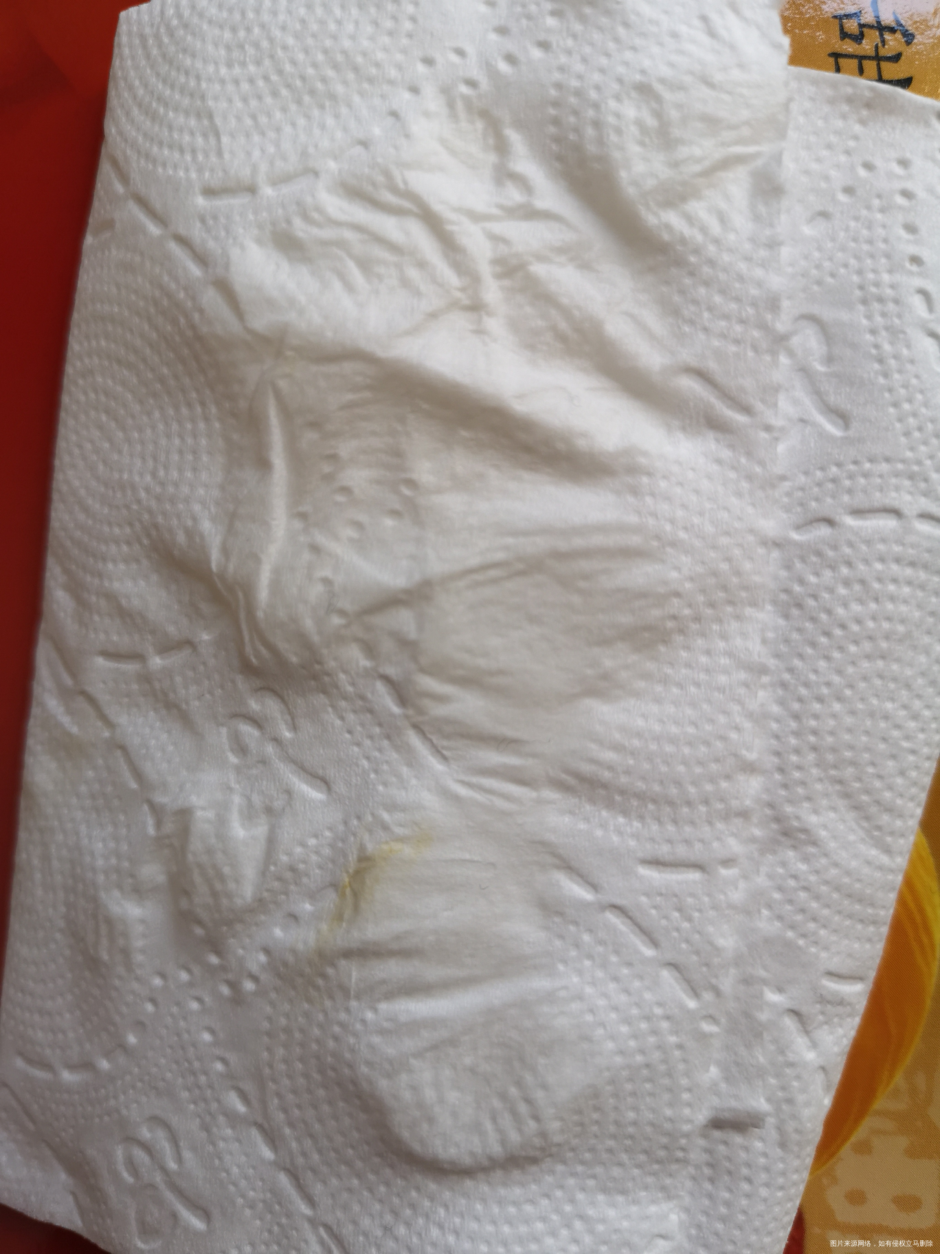 测出怀孕，月经推迟4天，小便后纸巾上有黄色液体，颜色比较深，是什么问题？