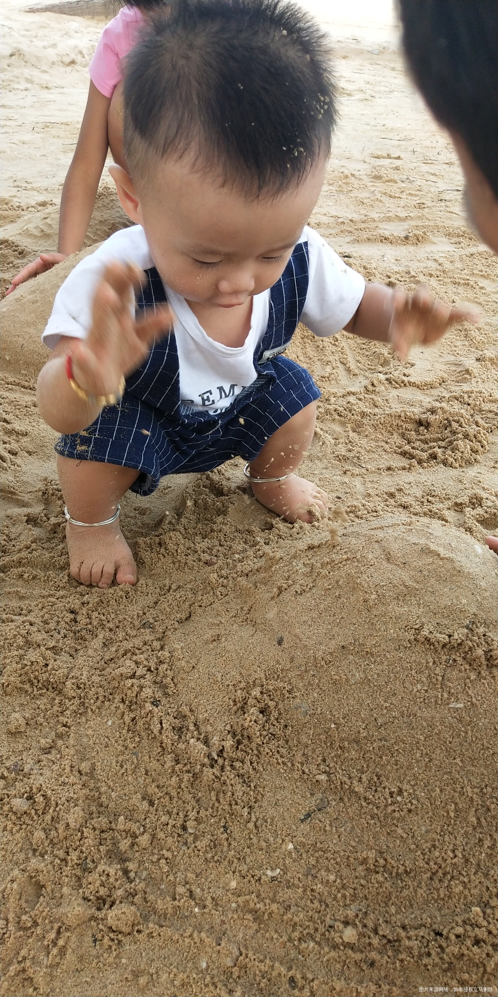 今天去海边玩了,儿子玩的好开心
