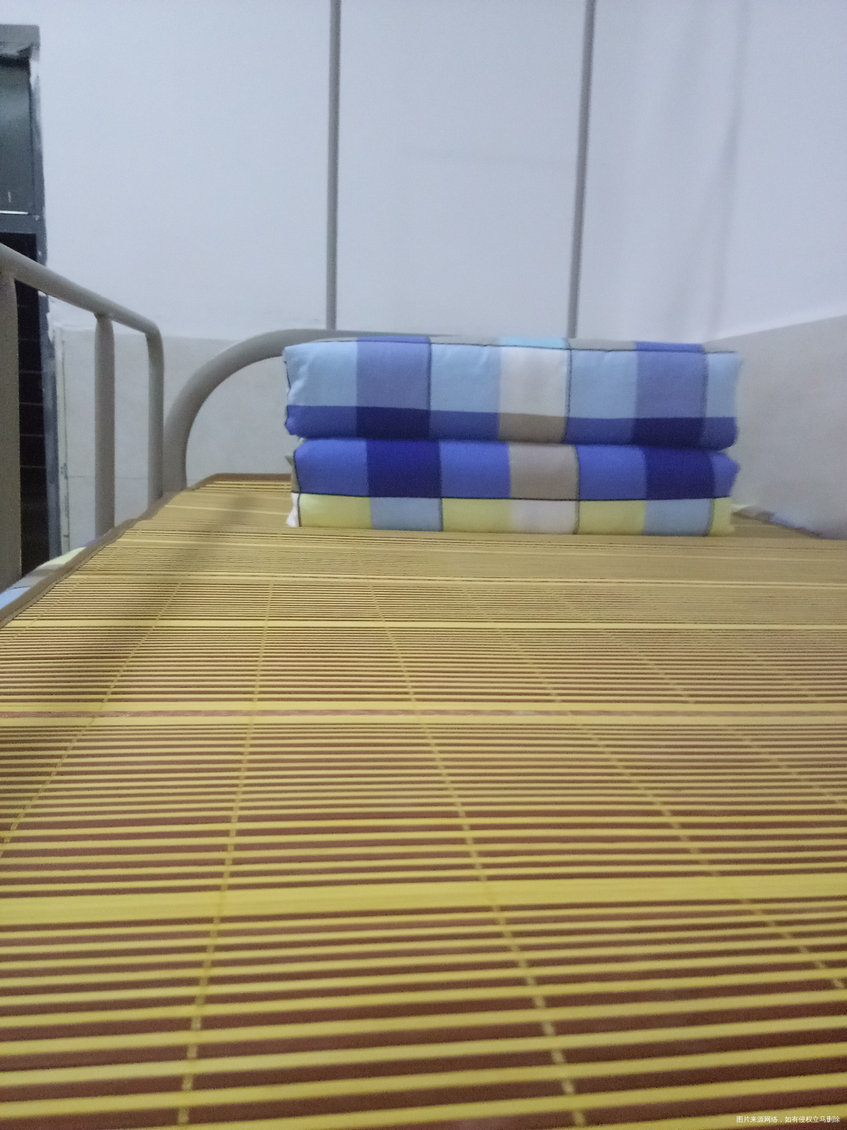 有些学生叠的被子跟军人的被子一样