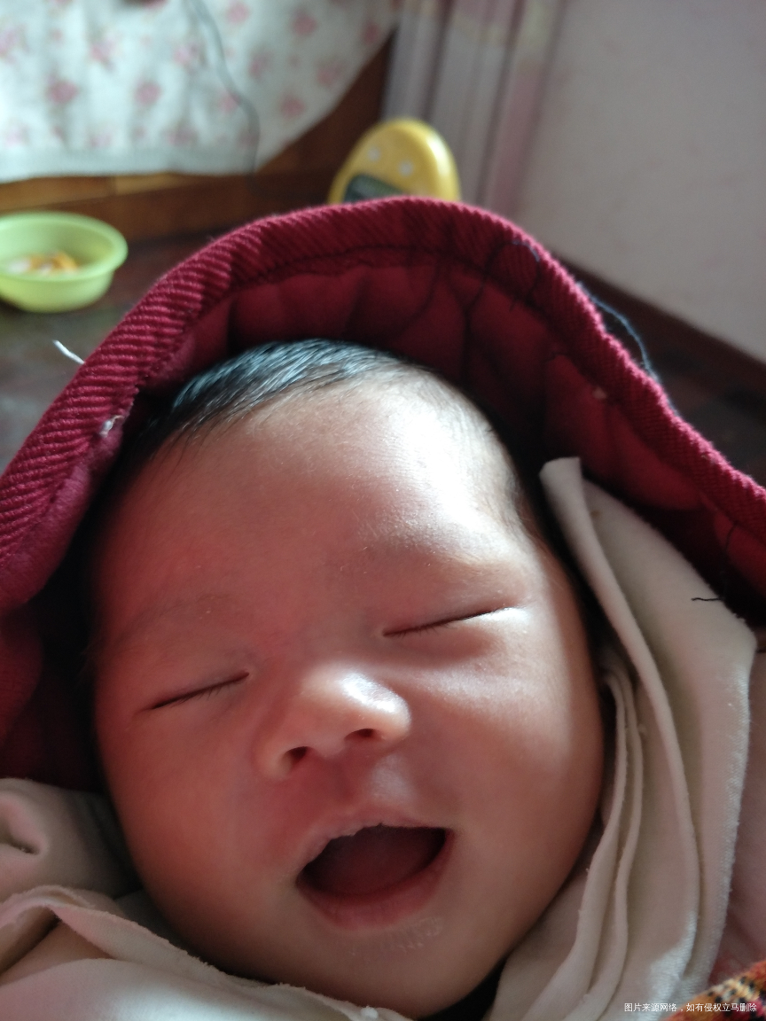 明天就满月了,宝宝笑得好开心