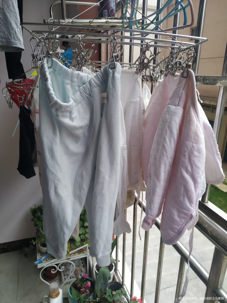 带上最贵的手环,迎接我的宝宝们
这哥哥穿剩的衣服
![带上最贵的手环,迎接我的宝宝们
这哥哥穿剩的衣服
妈妈再多备的每人两套衣服,奶奶…