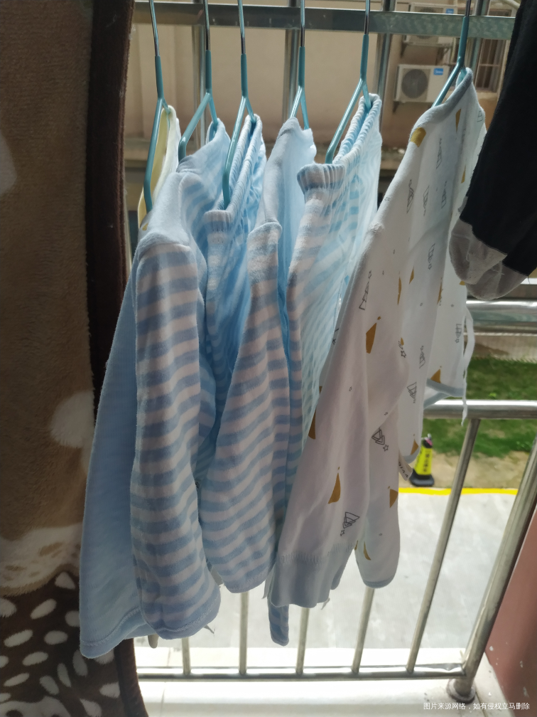 带上最贵的手环,迎接我的宝宝们
这哥哥穿剩的衣服
妈妈再多备的每人两套衣服,奶奶…