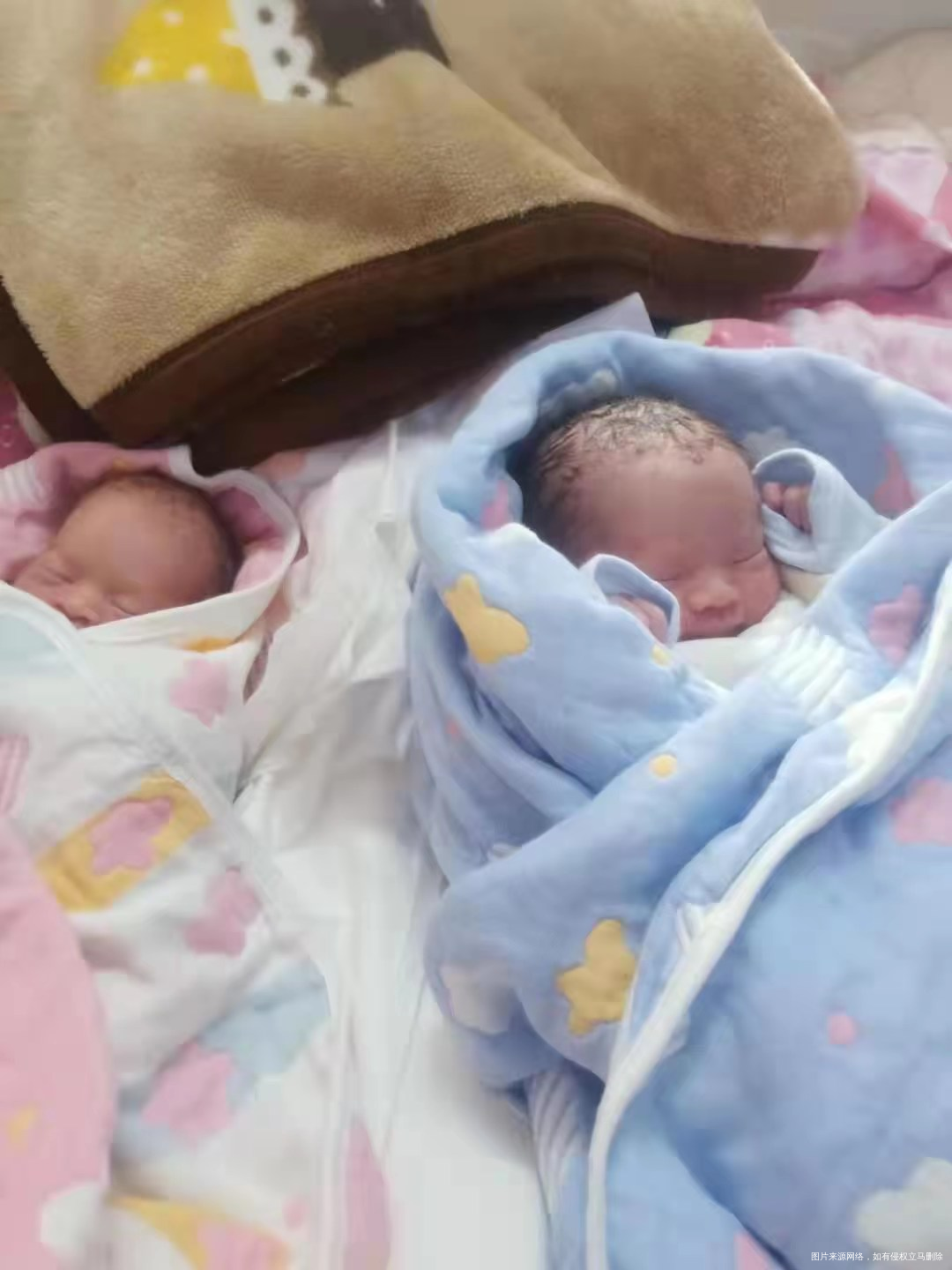 欢迎我的龙凤宝宝,哥哥6斤,妹妹4斤。
从今往后,你们是我的软肋,也是我的铠甲!..