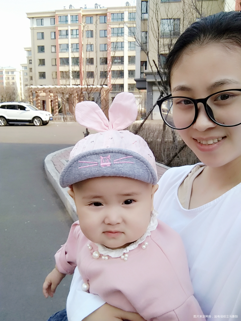 带着宝贝女儿到楼下溜达溜达