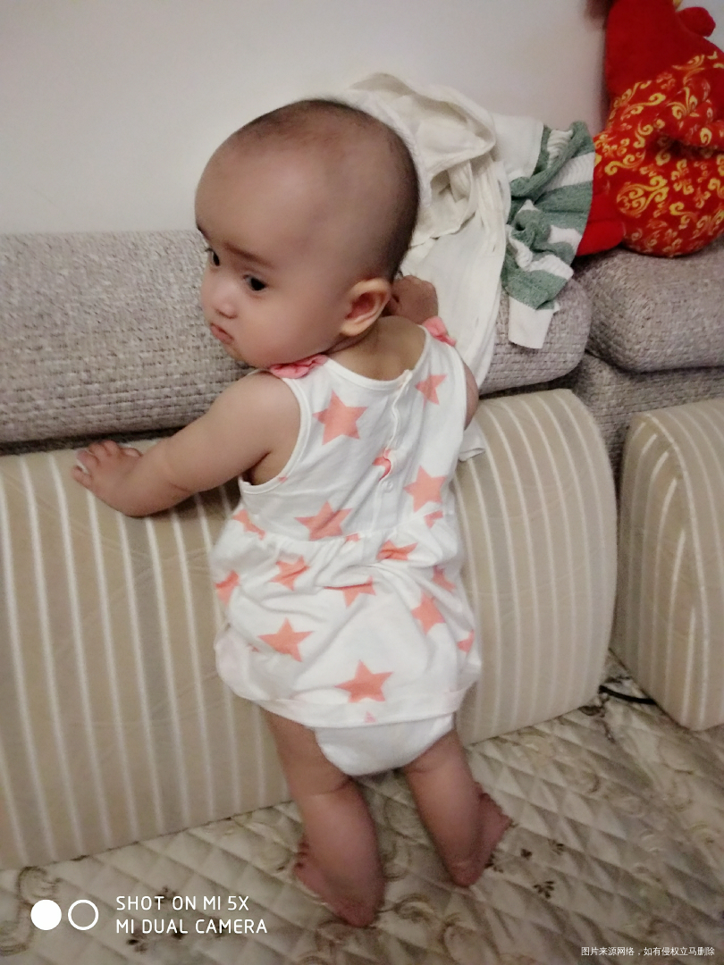 我闺女已经能扶着站着了