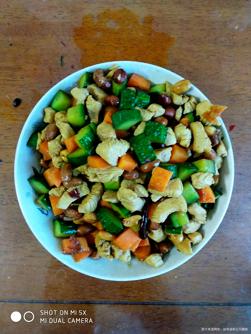 吃完饭了,吃点水果准备开始工作了😁