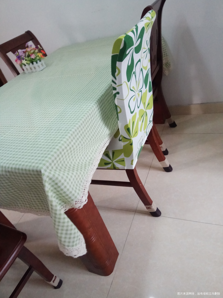 谁来帮我看看哪个餐椅套更配我家的桌布