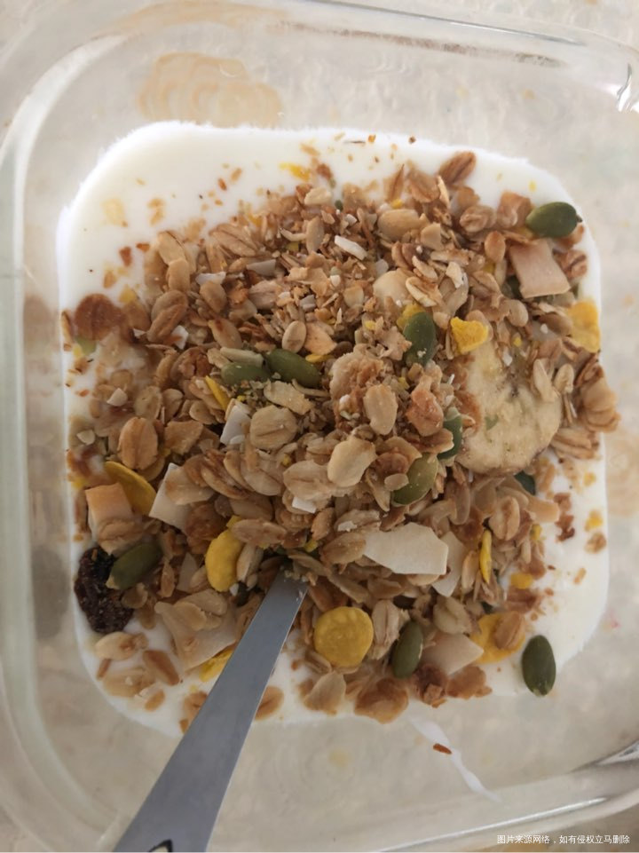 饭前来一杯自制酸奶加坚果燕麦片。