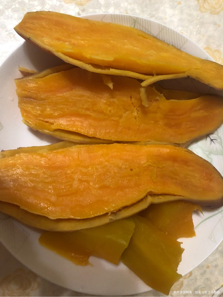 晚上蒸了几个红薯吃,还挺甜。