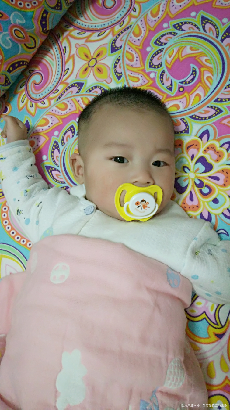 小家伙终于睡着了,非要抱着上下上下才高兴,躺着就不行,刚吃完奶睡着,我也要睡了,...