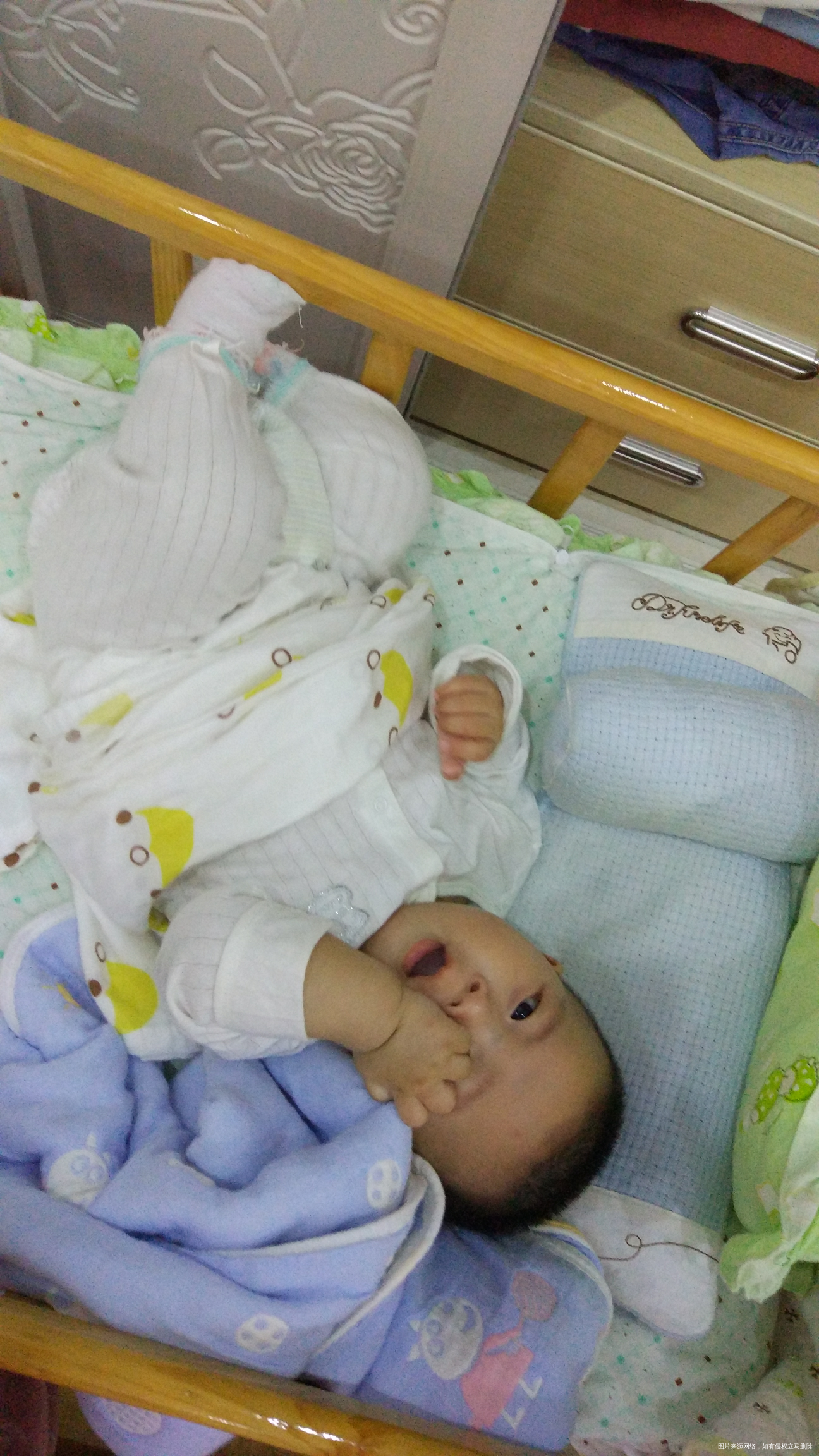 早上差点忘记今天是宝宝打预防针的日子,幸亏隔壁楼宝妈提醒,宝宝很棒,打针都不哭噢...