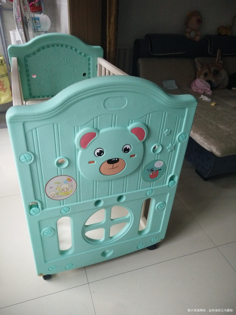老公上一周不小心把宝宝从沙发上给摔了下来,就直接给宝宝买了婴儿床