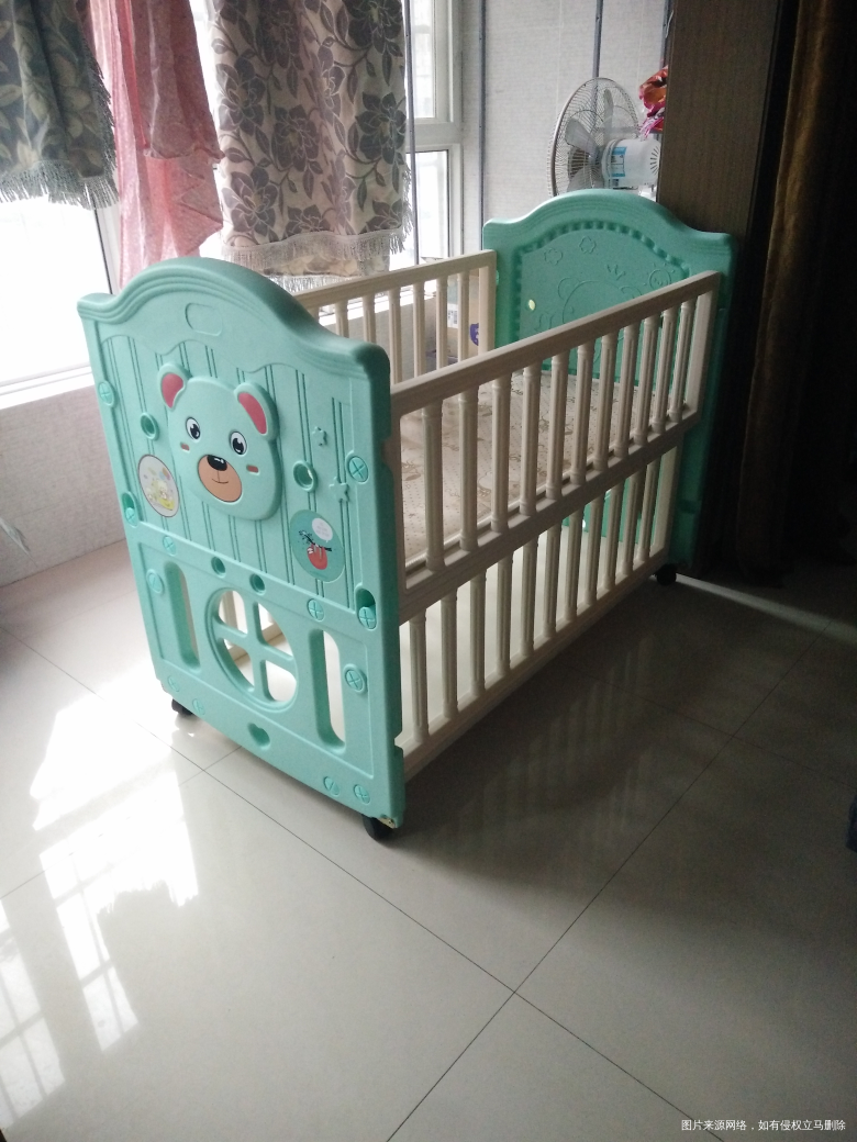 老公上一周不小心把宝宝从沙发上给摔了下来,就直接给宝宝买了婴儿床