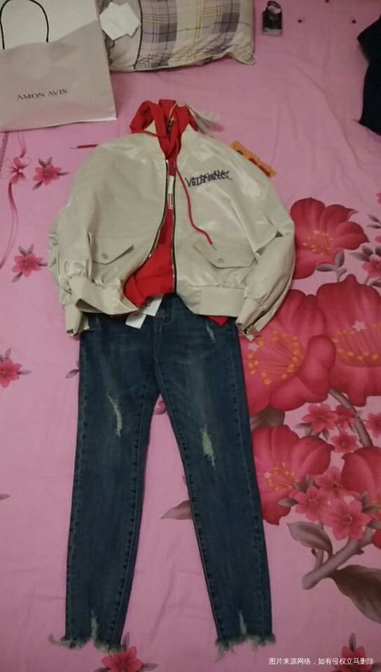 今天趁着给宝宝洗澡游泳,人家睡着了,我就在商场快快买了一身衣服,花了一千多,打折也不便宜