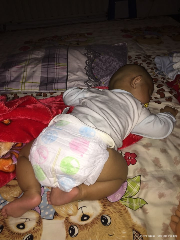 上个厕所出来,人家就睡成这样了