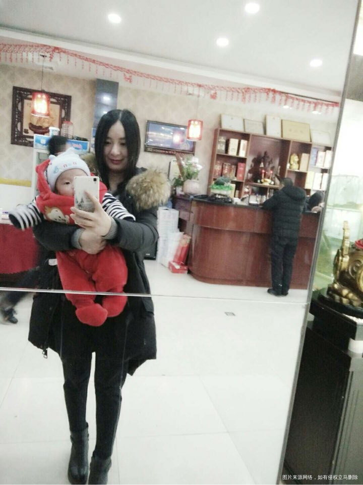 看我自己过年抱着宝宝拍的,老公给我和宝宝今天拍的,真是不对比没有伤害