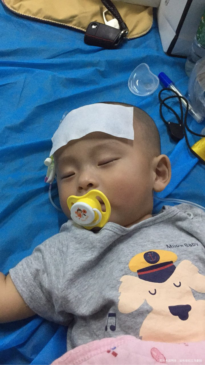 可怜的宝宝,上呼吸道感染,呕吐,拉肚子,低烧