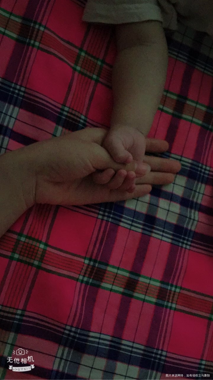 宝宝睡着都要拉着妈妈的手,有没有好有爱,哈哈😄