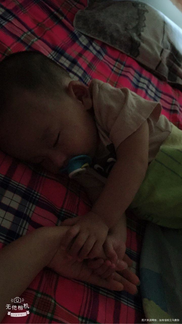 宝宝睡着都要拉着妈妈的手,有没有好有爱,哈哈😄