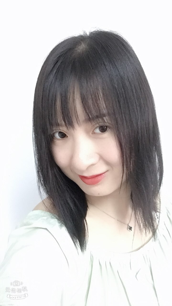 这头发真讨厌,越看越想给剪短了,围着脖子难受的慌