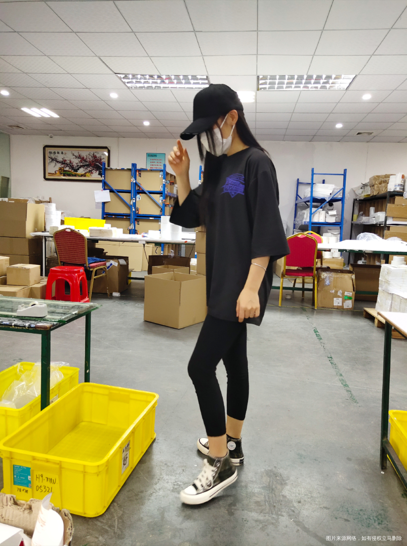 上班没事干,哈哈!同事帮我拍照!