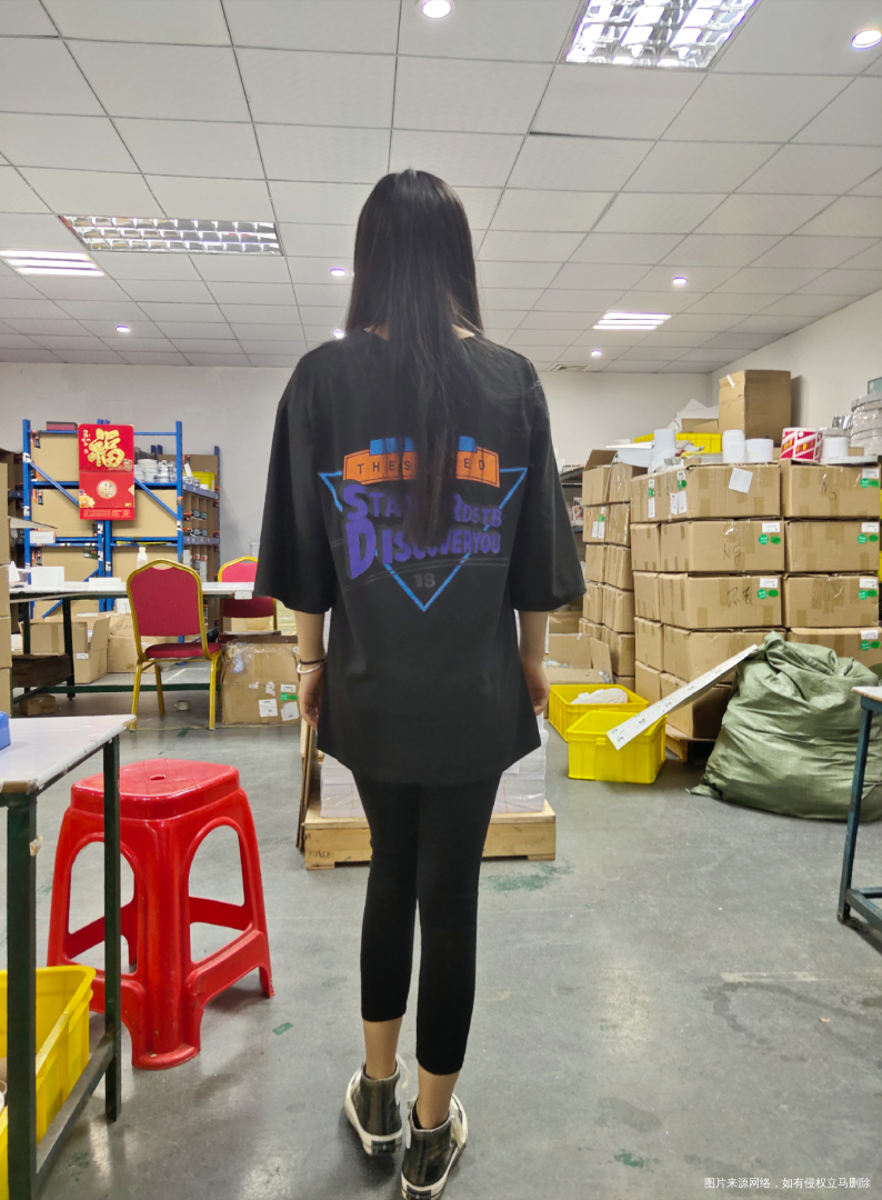 上班没事干,哈哈!同事帮我拍照!