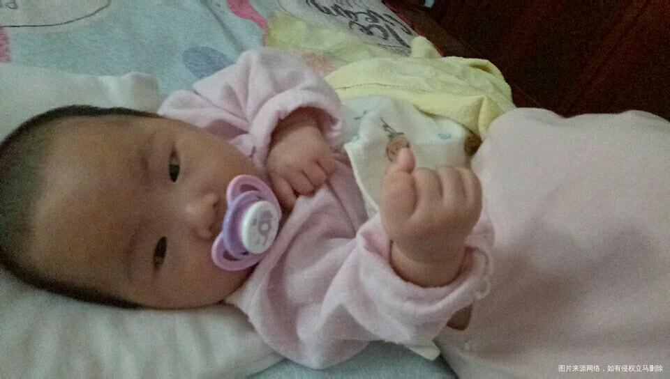 晚上调皮宝宝差点翻下床了