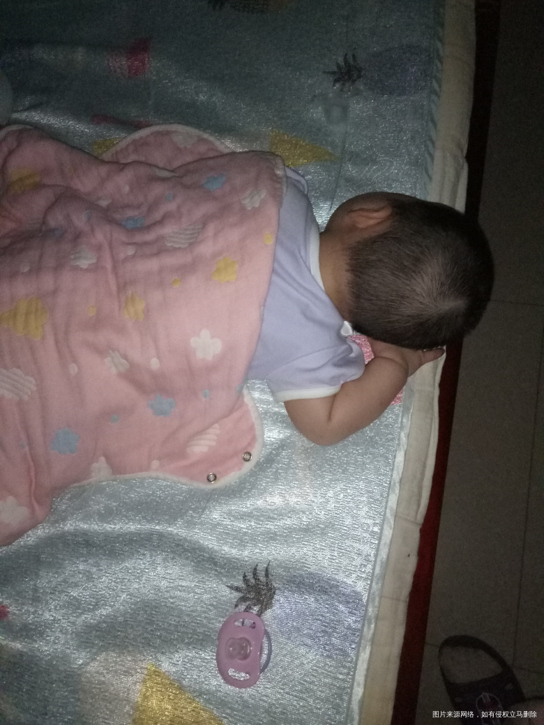 宝啊!你这睡姿很危险啊!