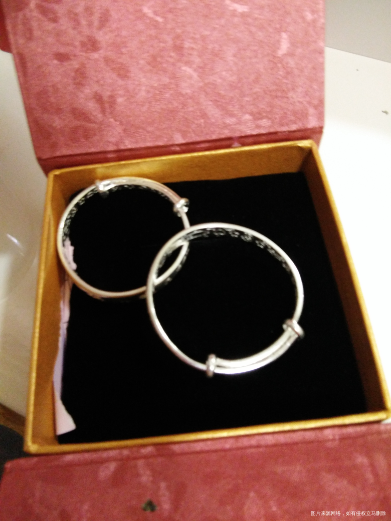 小叔子给宝宝买的镯子😁