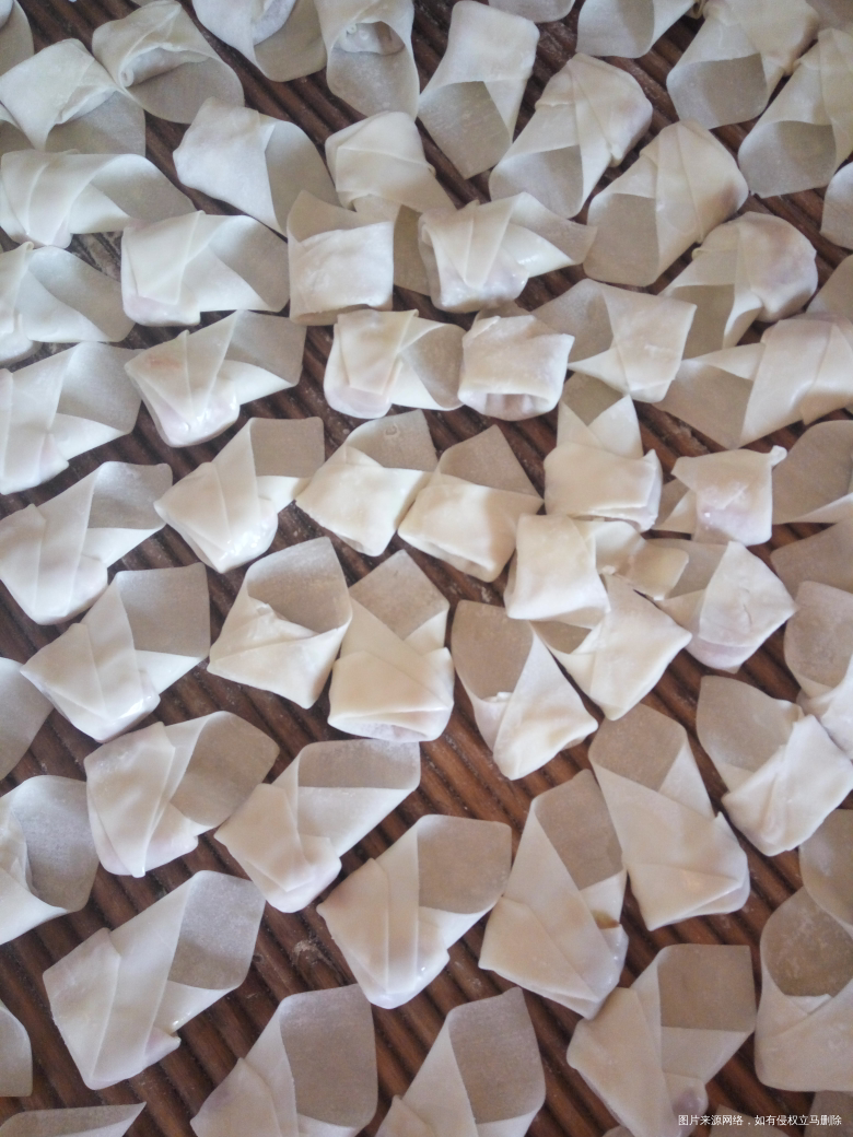 婆婆昨天包的馄饨吃滴!