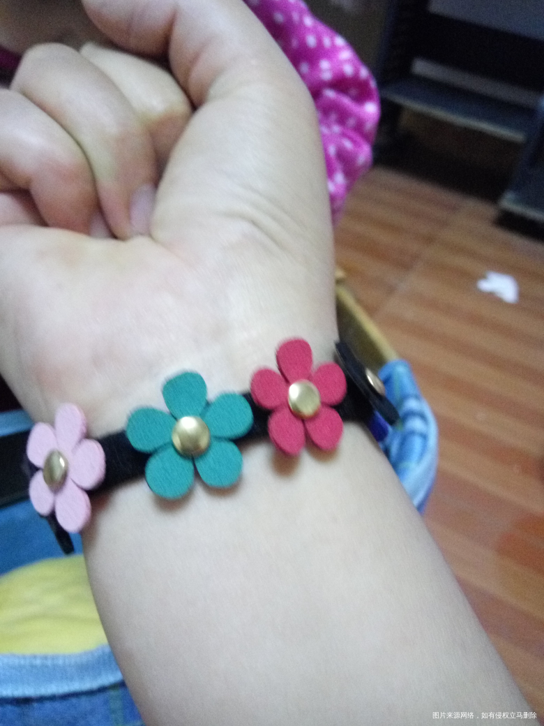 看看我手上带的好看吗?