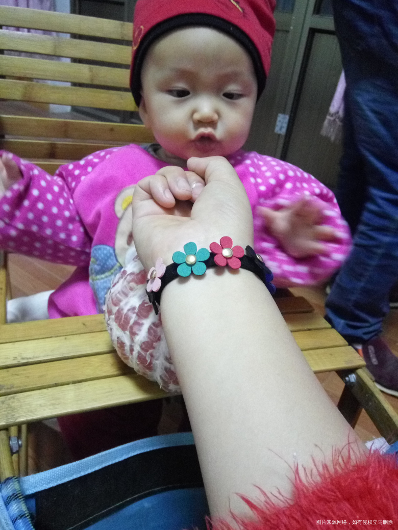 看看我手上带的好看吗?