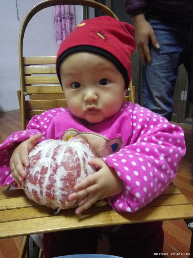 哈哈哈,宝贝儿闺女你看啥呢?